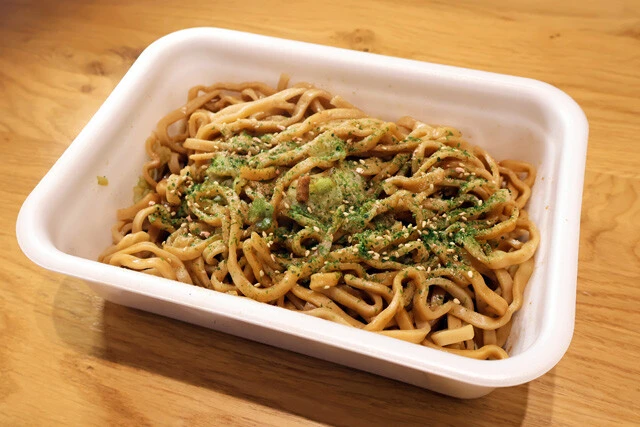 【ワシワシペヤング】セブンの豚ラーメン用極太麺にペヤングソースを絡める食感ワシワシ系の焼きそば!<野島慎一郎のバカレシピ>